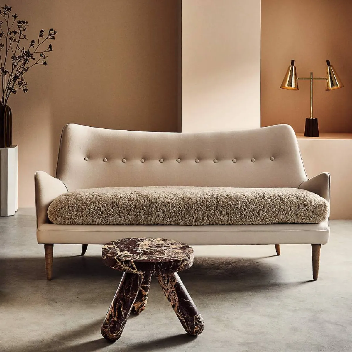 طاولة مصنوعة من رخام «ليفانتو» الأحمر