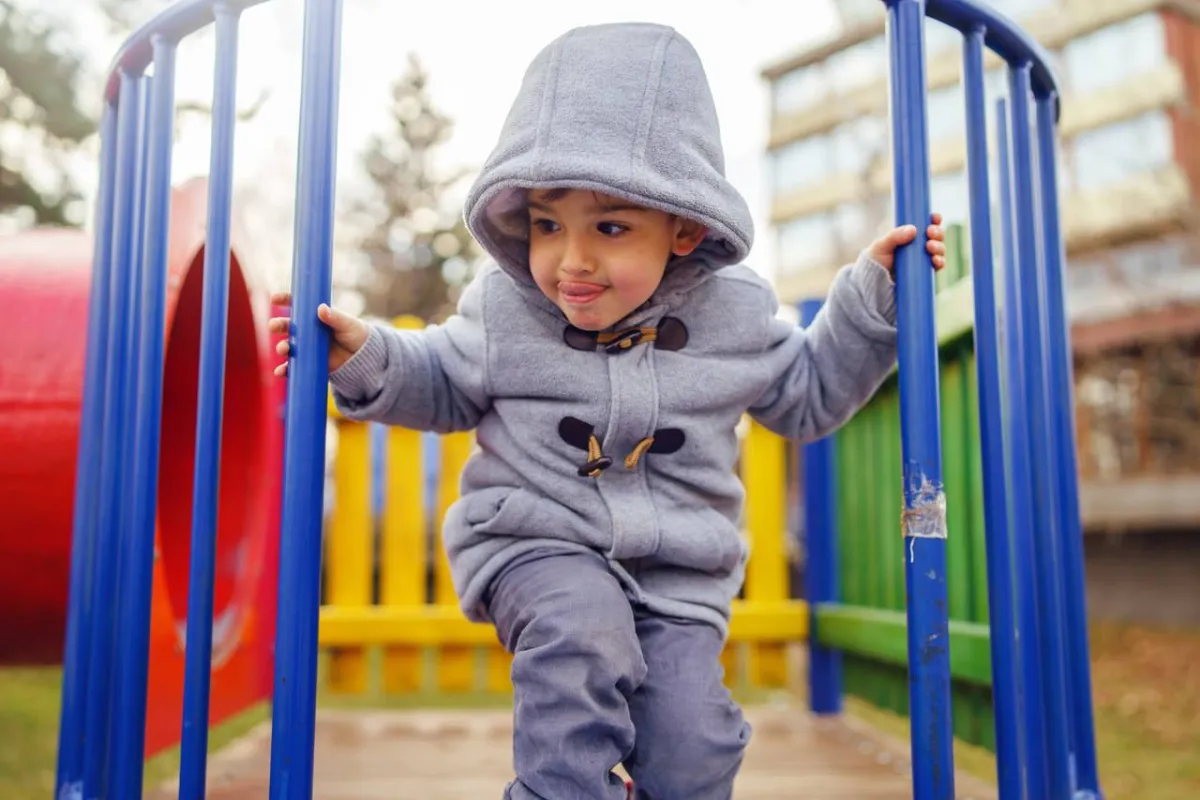 صورة لطفل يلعب