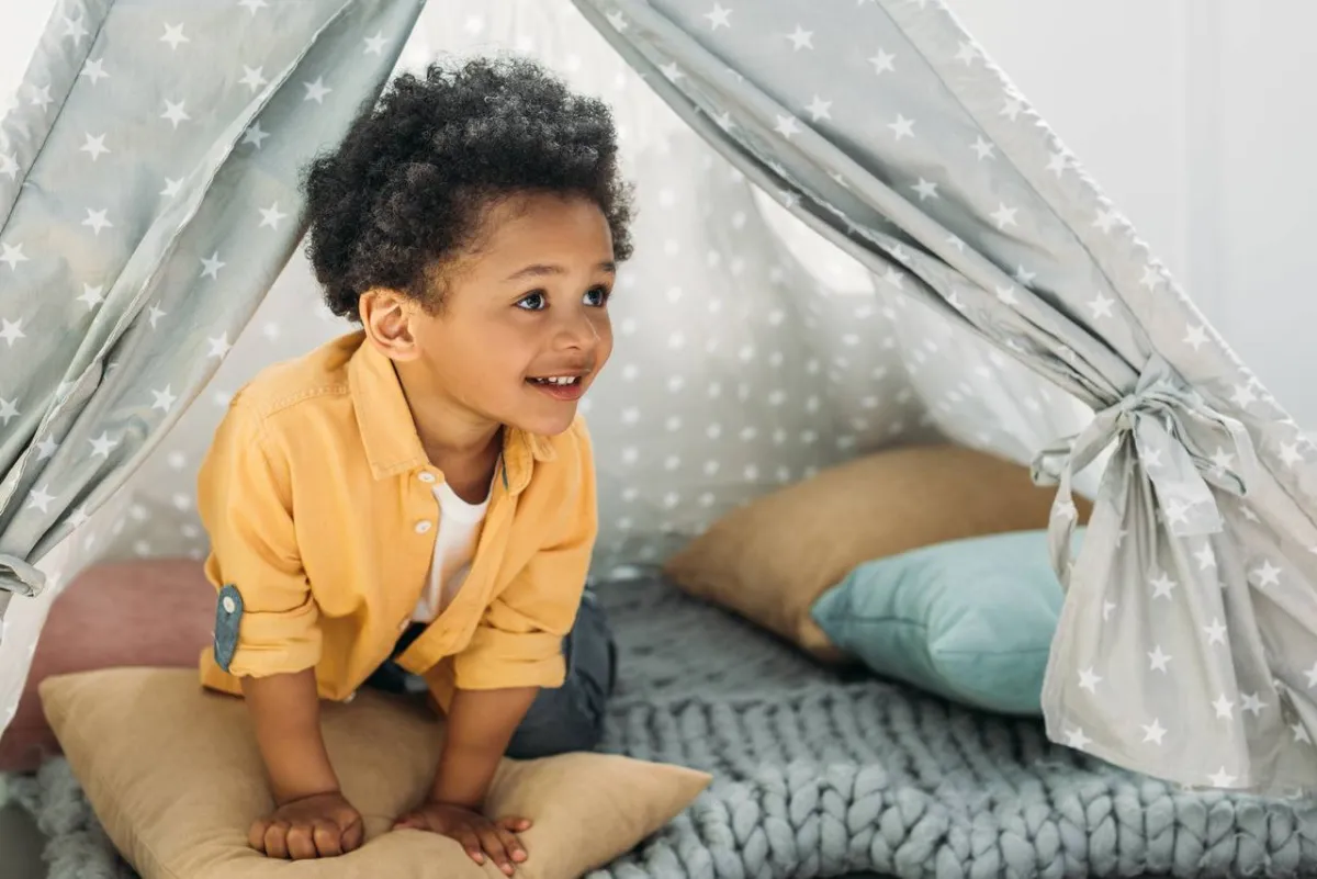 طفل بقميص أكمامه طويلة