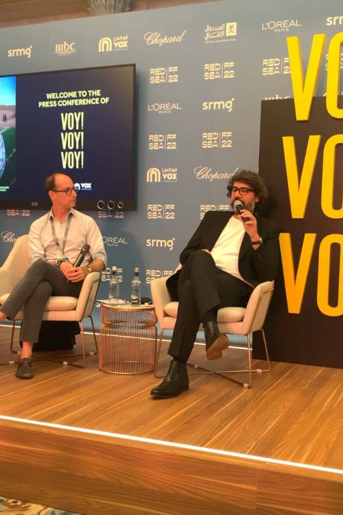 تظهر الصورة المخرج عمر هلال