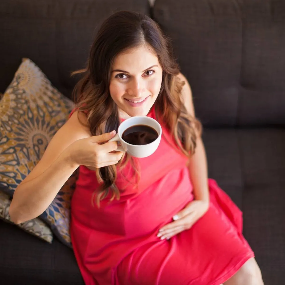 صورة لحامل تشرب منقوع بعض الأعشاب