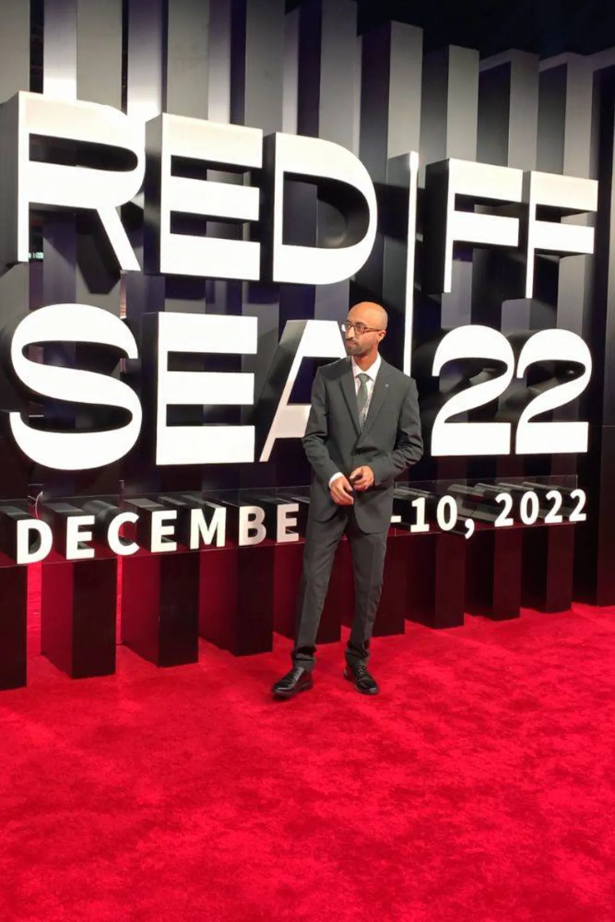 تظهر الصورة شخصية المخرج السعودي عاصم العواد