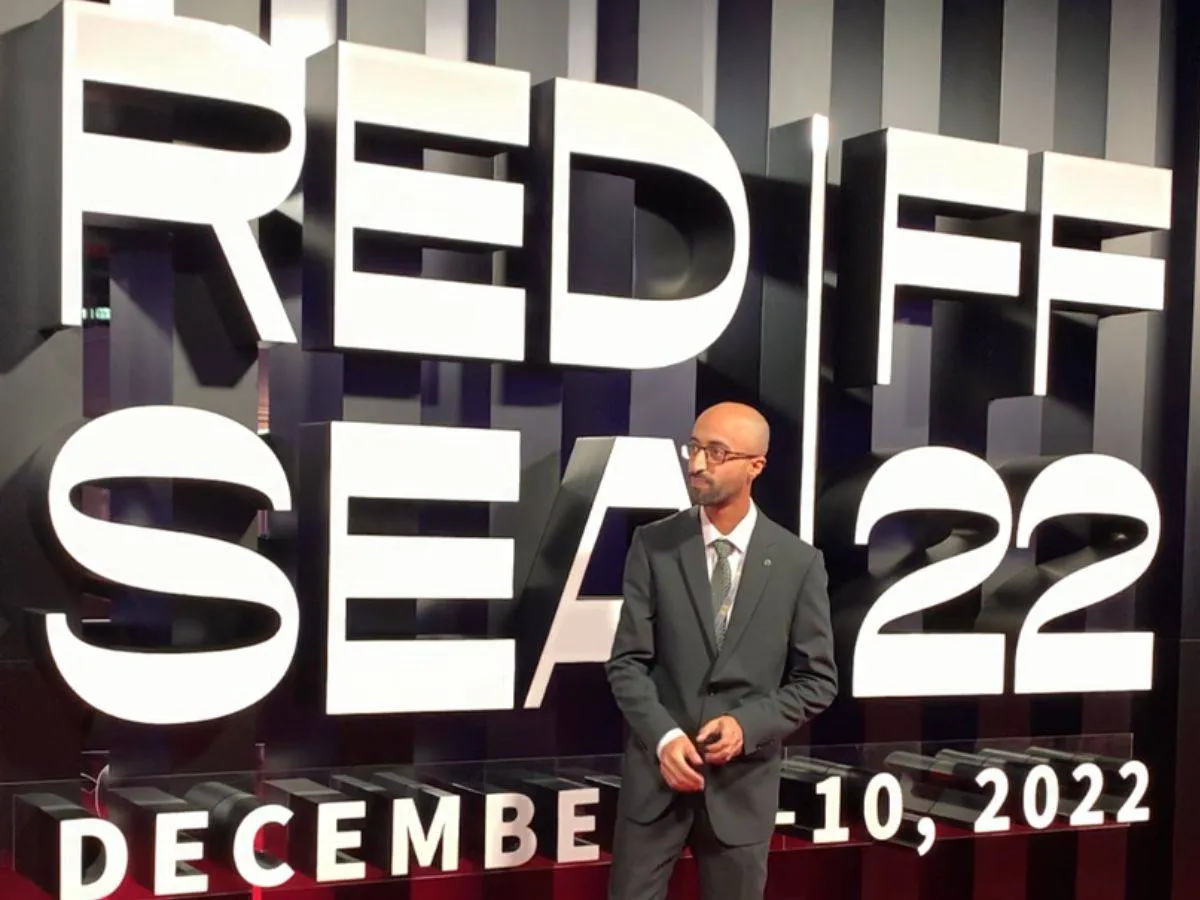 تظهر الصورة بطل فيلم أغنية الغراب على السجادة الحمراء 