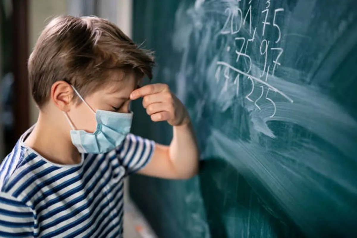 صورة لطفل يعاني من صداع الجيوب الأنفية