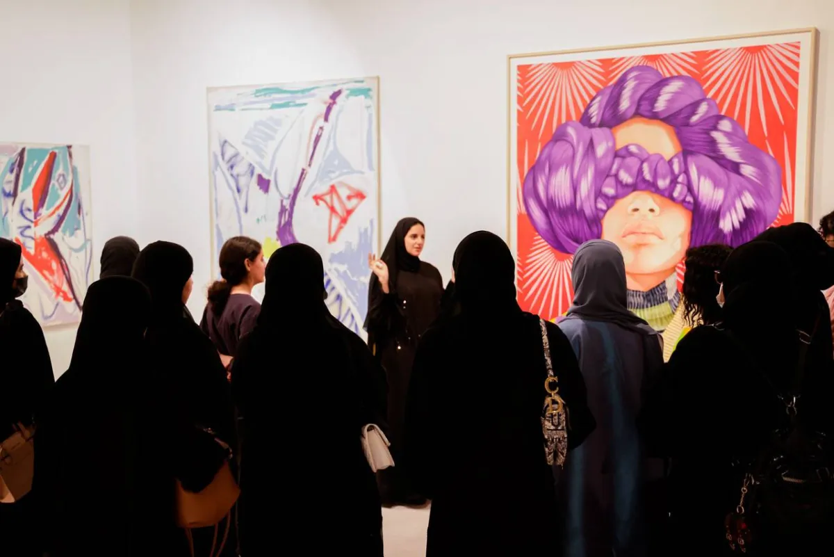 صورة لزائرات إماراتيات في فن أبوظبي 2022