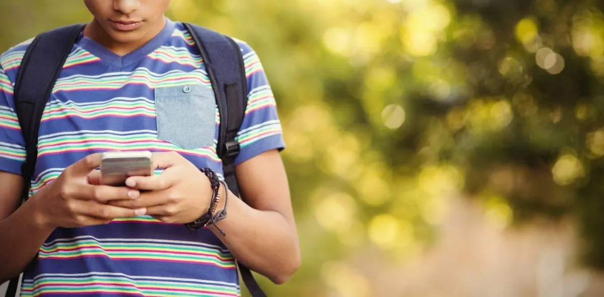 صورة لمراهق يرسل رسالة