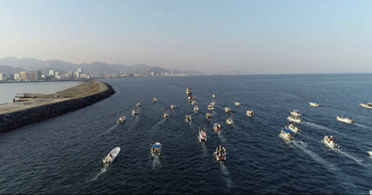 مسيرة بحرية ضخمة في الفجيرة احتفالا بعيد الاتحاد 51. الصورة من "وام"