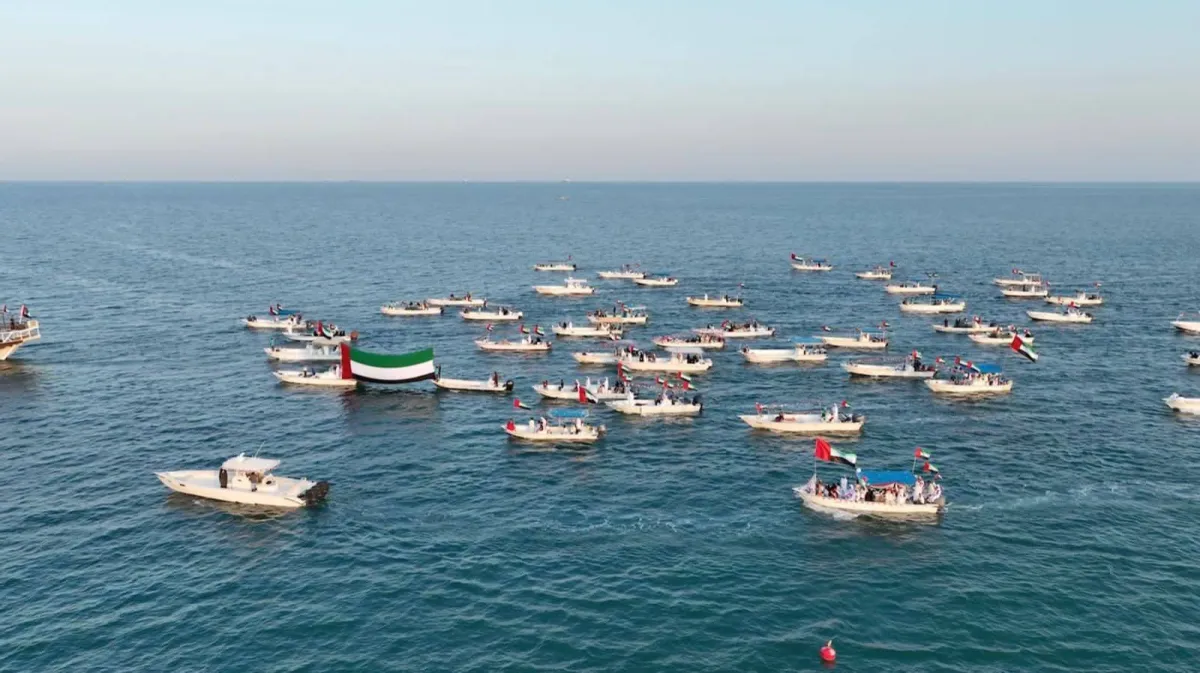 حملت قوارب الصيد والمحامل والسفن المشاركة في المسيرة علم الإمارات. الصورة من "وام"