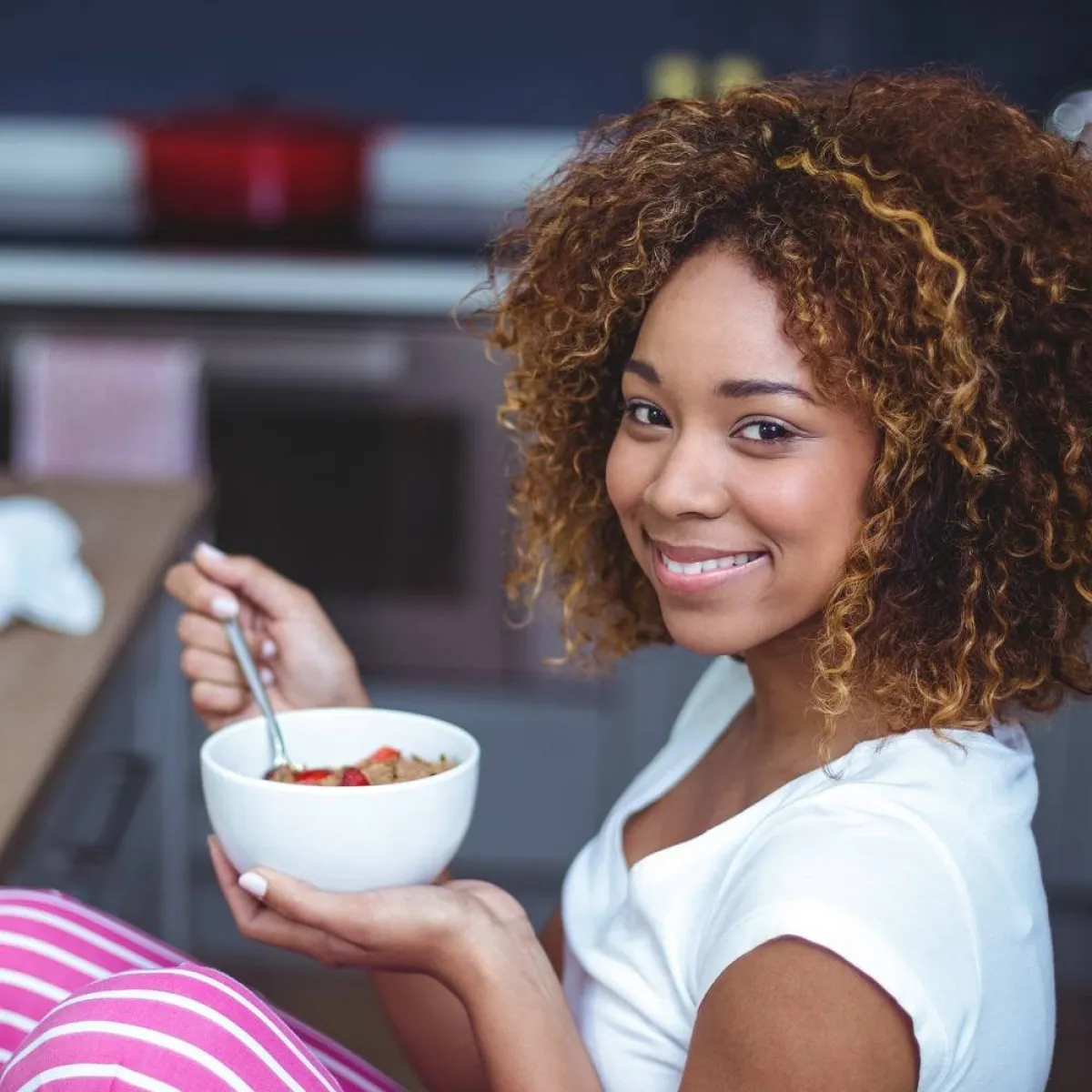 صورة لحامل تتناول إفطارها