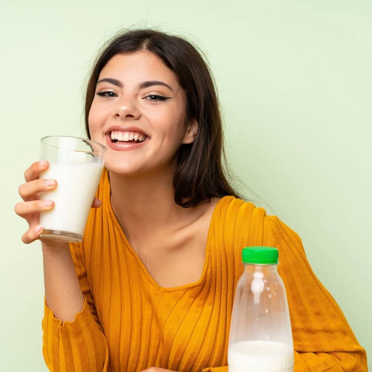 صورة لحامل تشرب اللبن