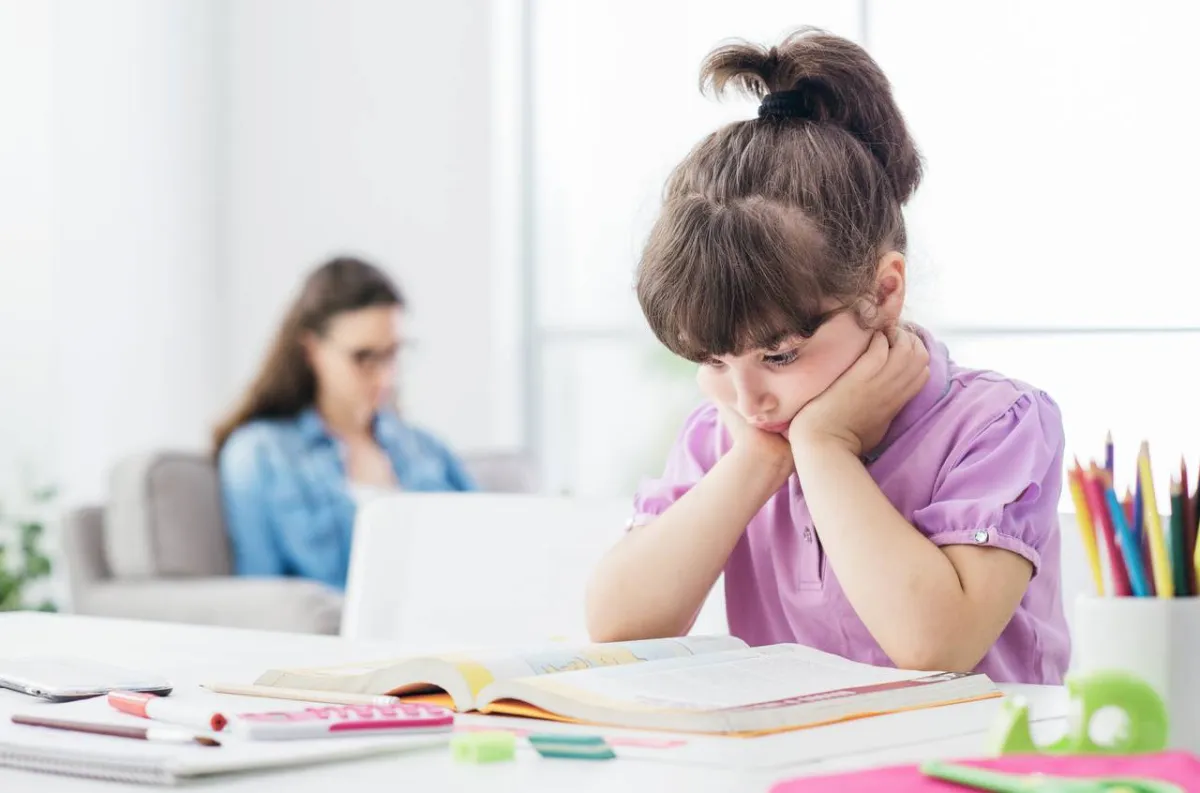 صورة طفلة تمثل الاستمتاع بالدراسة