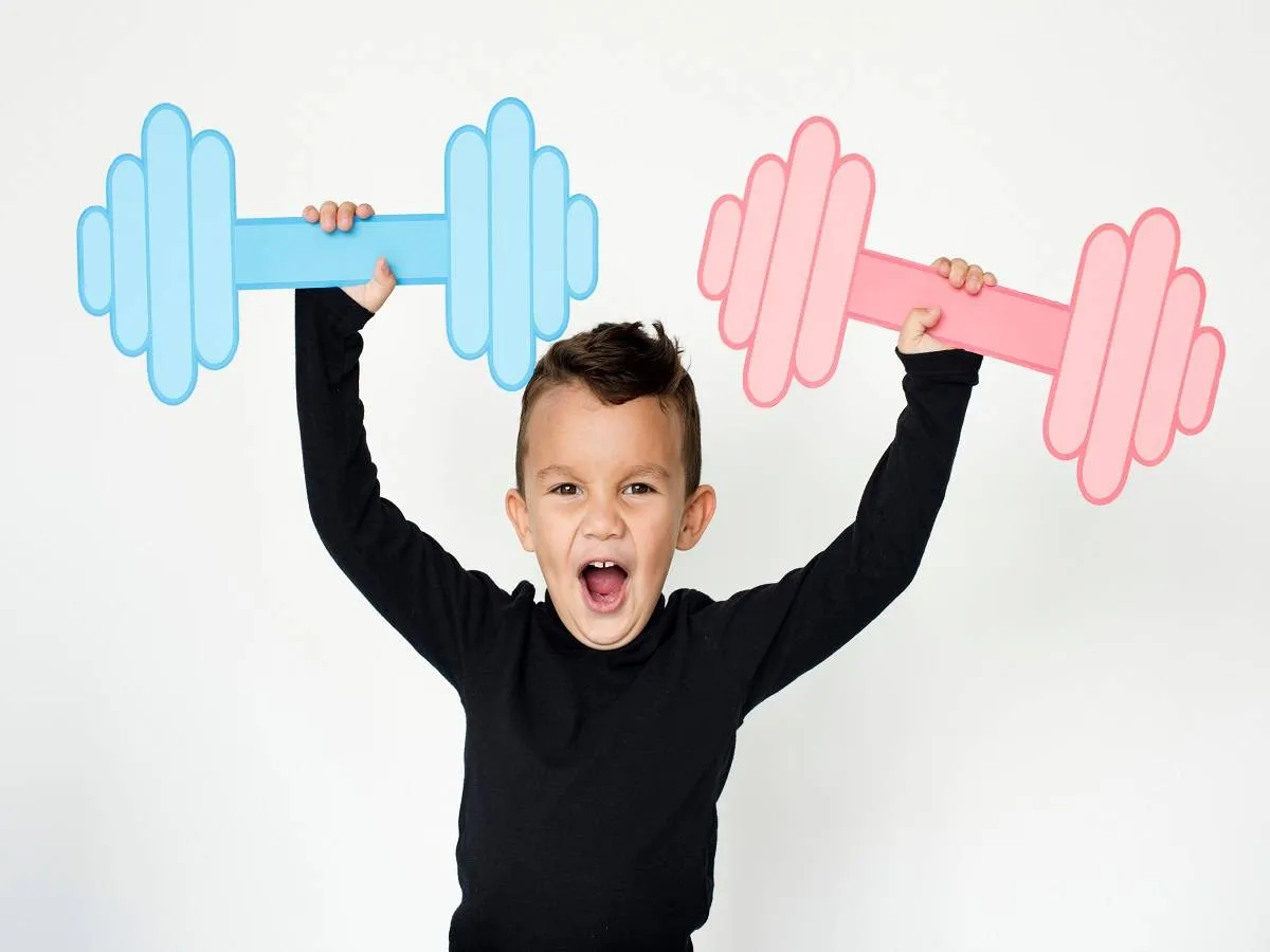 صورة لطفل يحمل أثقال