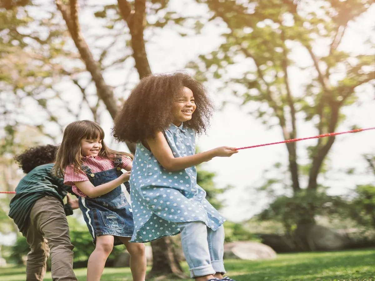 صورة لأطفال يلعبون بحديقة