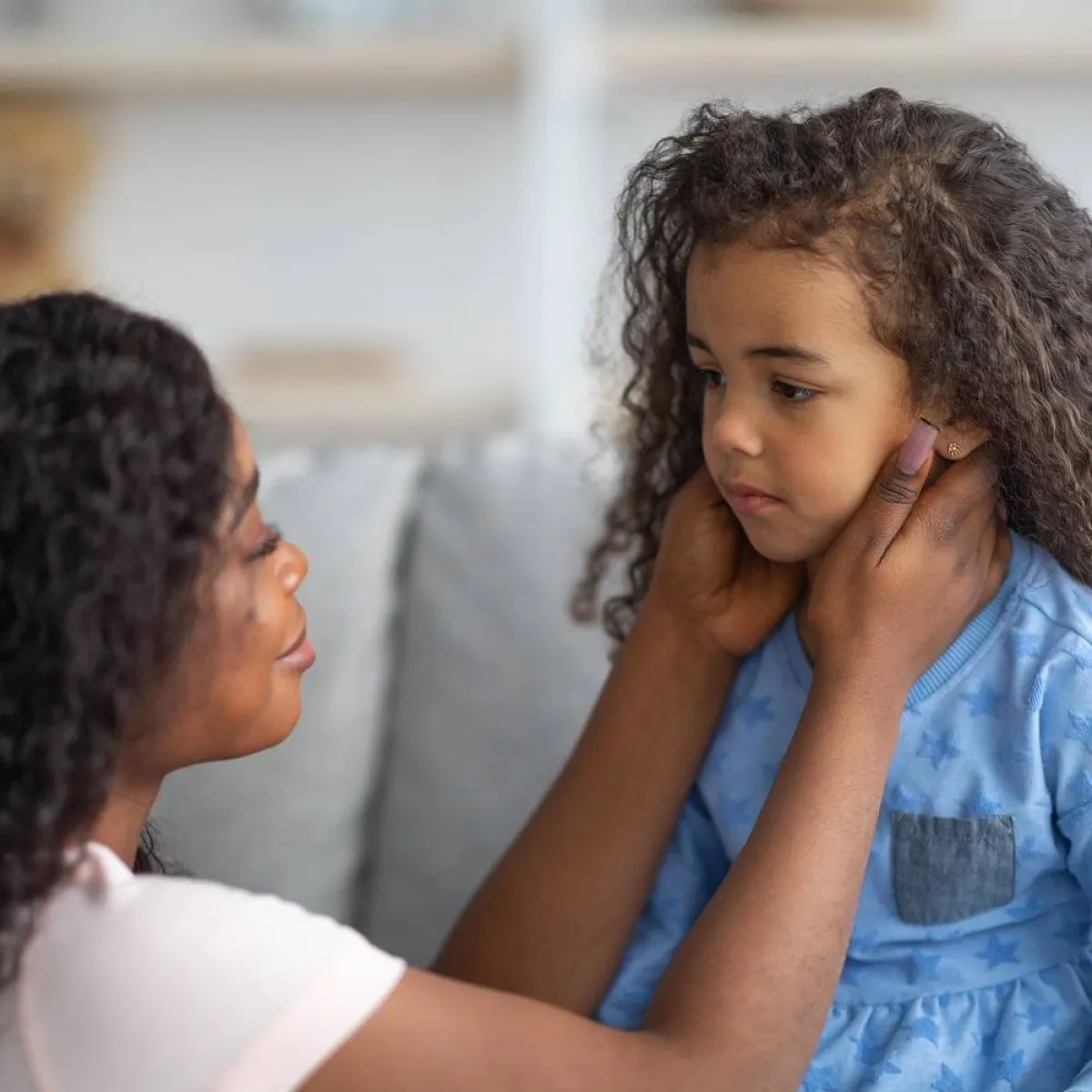 صورة لأم تتعاطف مع ابنتها