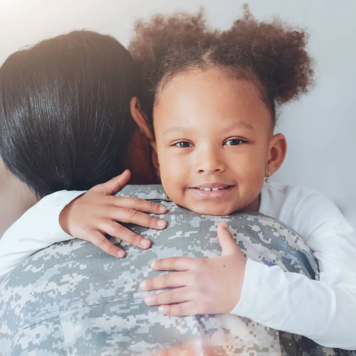 صورة تعبر عن تعلق الطفلة بالحب