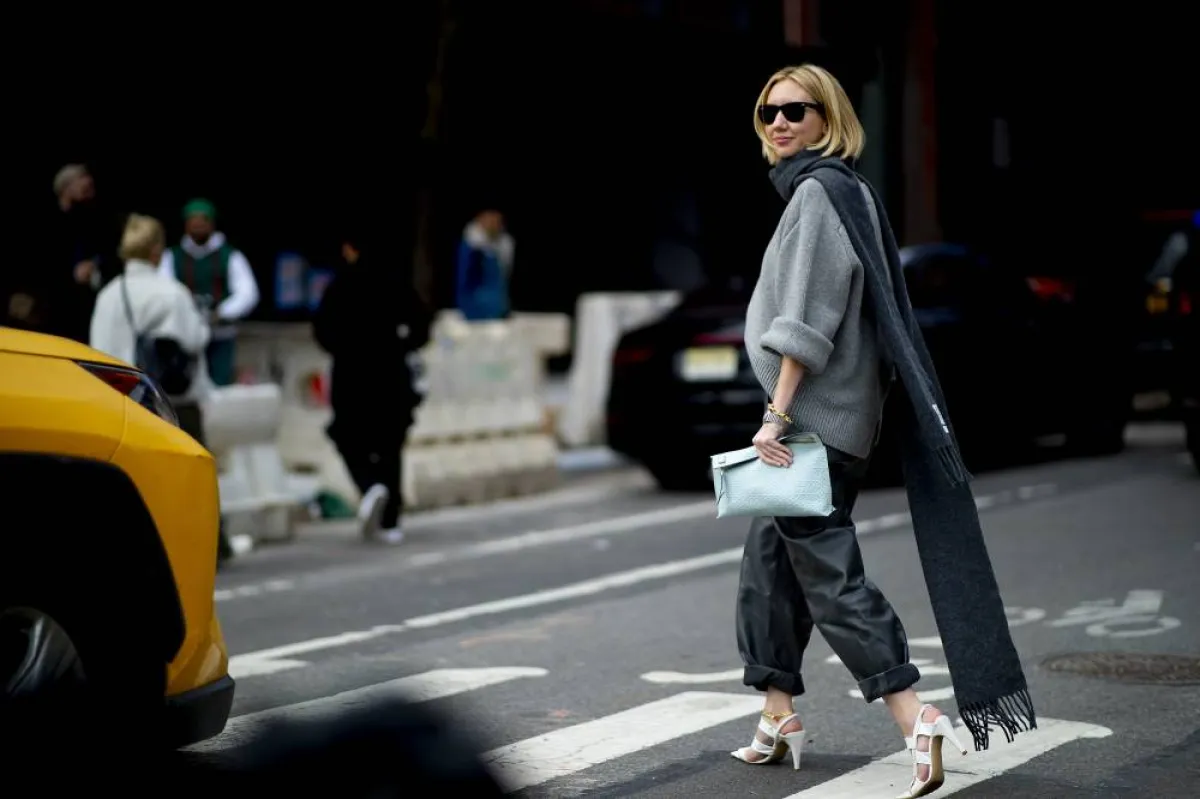 طرق تنسيق البنطلون الجلد