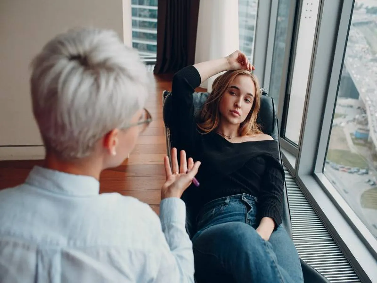 الخوف من التحدث أمام الناس يُعالج بالعلاج السلوكى المعرفي والعلاج بالتعرّض (المصدر: Adobe.stock)