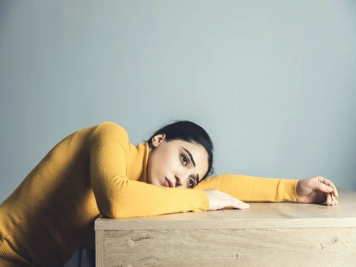 قد يؤدي فقر الدم الناتج عن نقص فيتامين ب 12 إلى الشعور بالتعب نتيجة عدم وجود خلايا دم حمراء كافية لحمل الأكسجين حول الجسم (المصدر: Adope Stock)