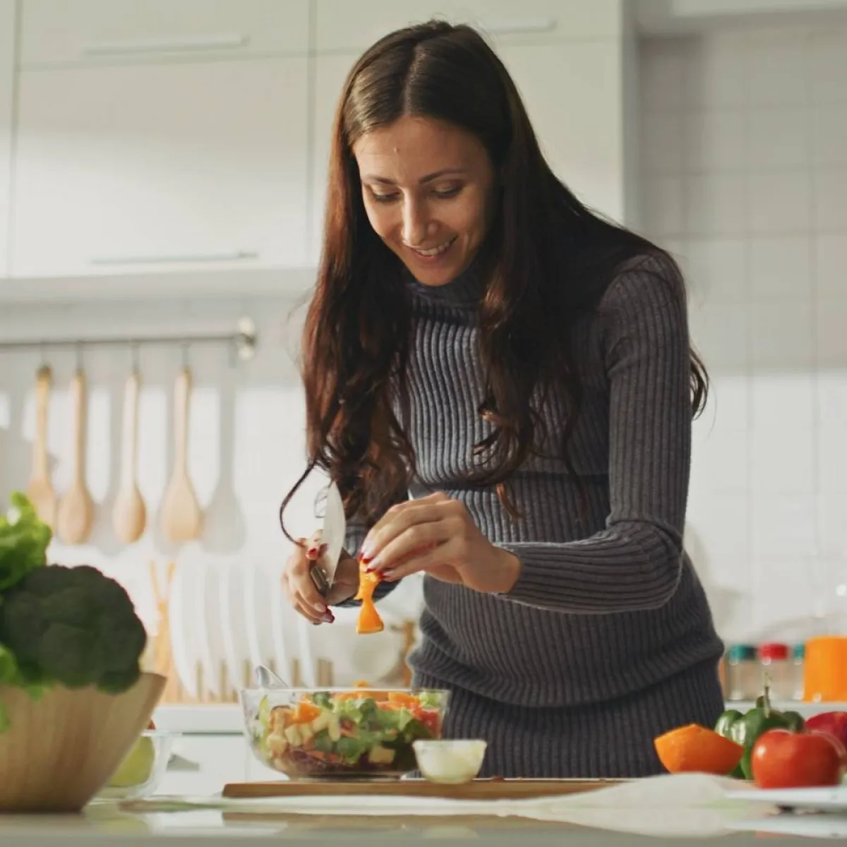 صورة لحامل تعد طعامها