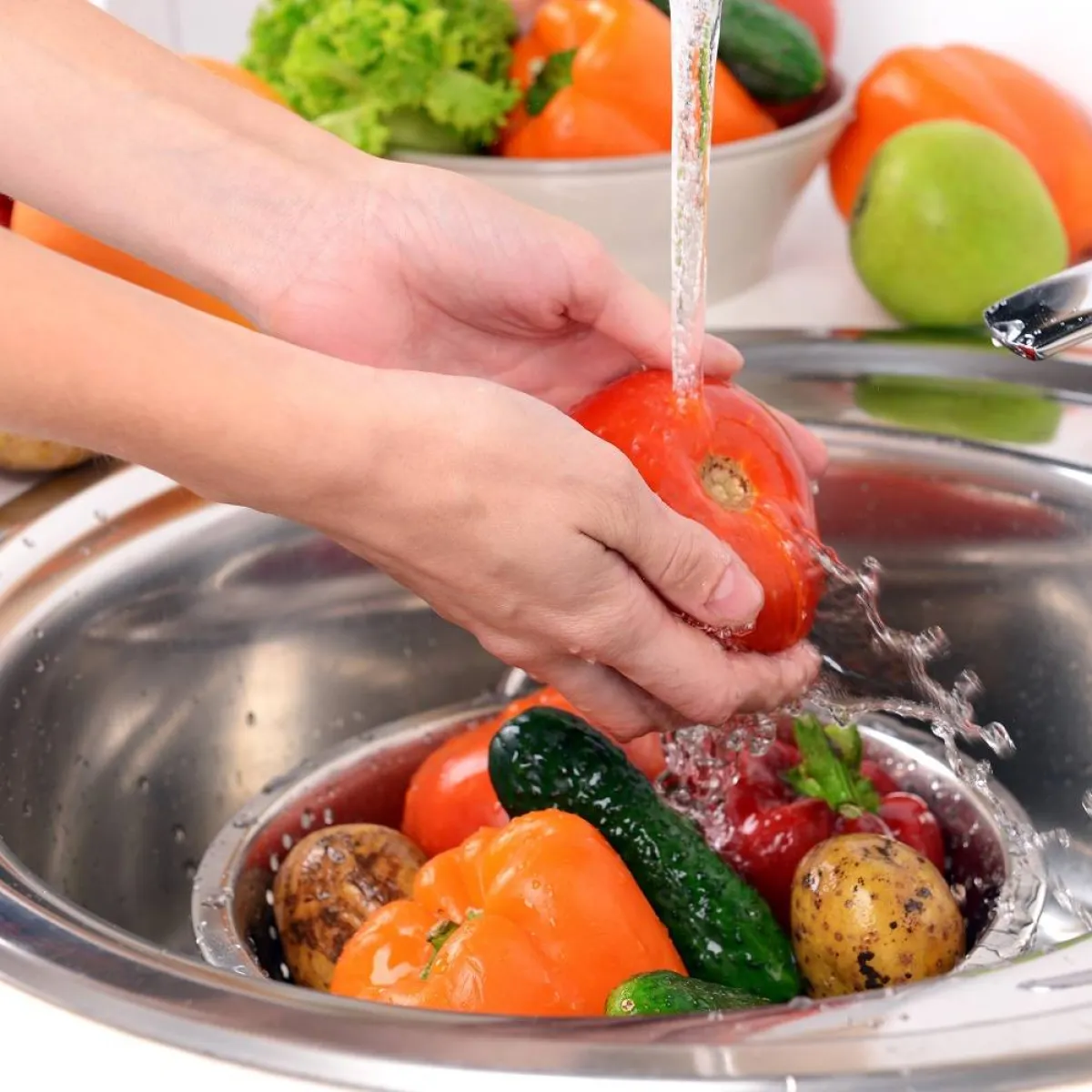 صورة لغسل الخضروات والفاكهة