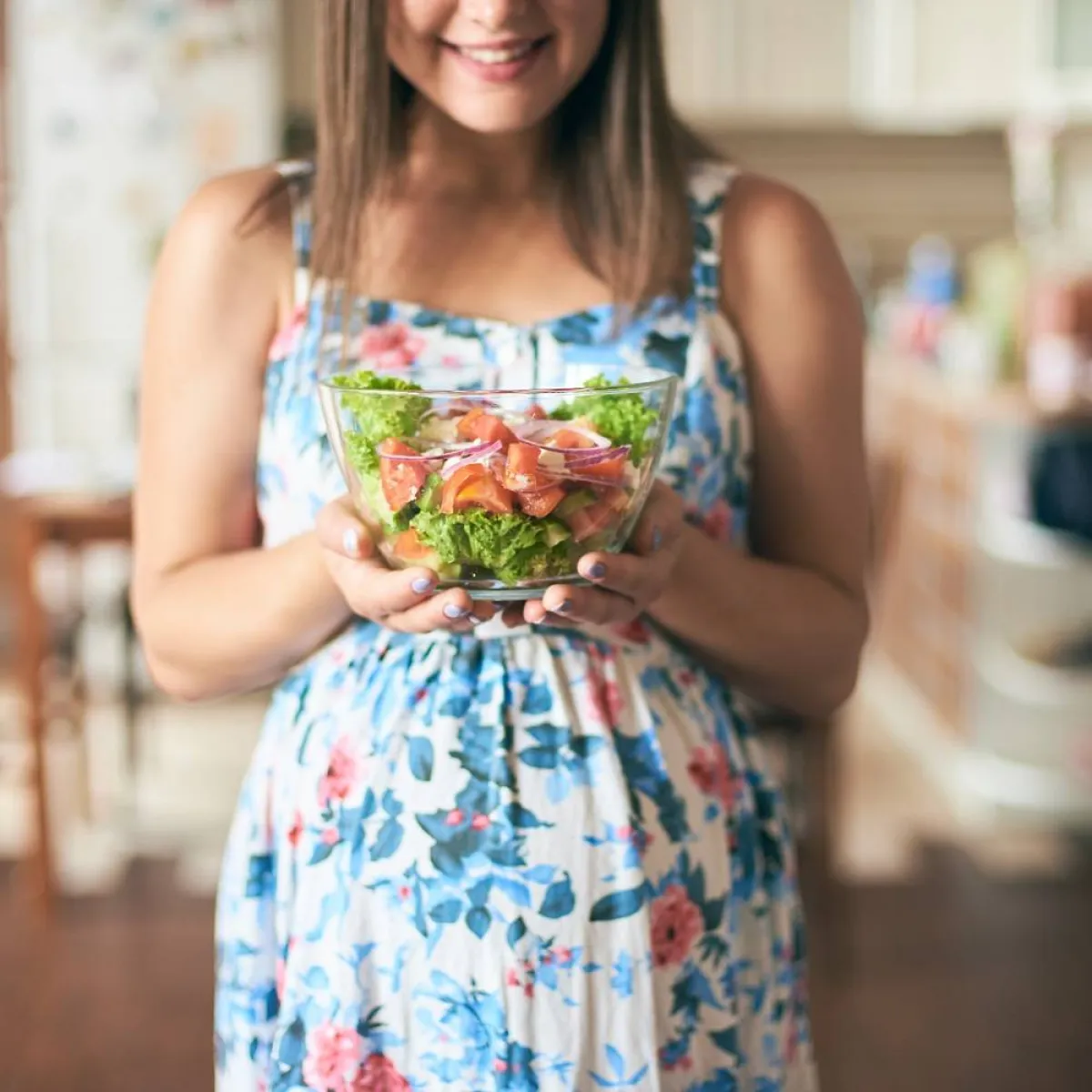 صورة لحامل تحمل طعامها