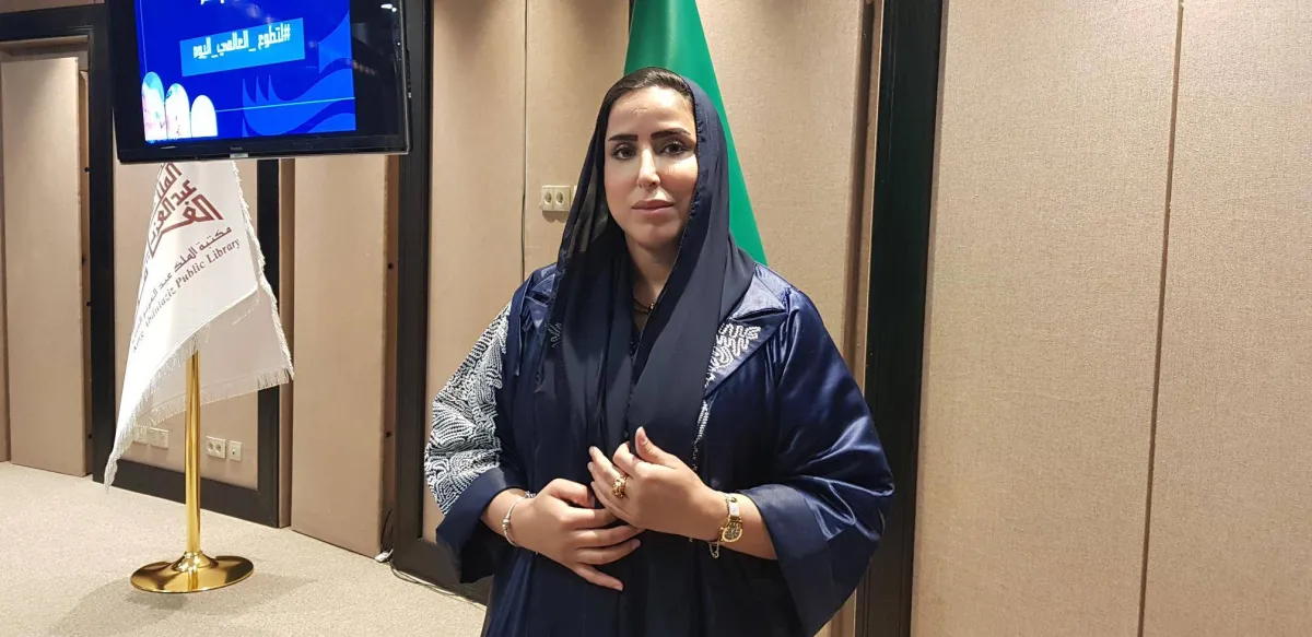 الاعلامية السعودية فوز الخمعلي مقدمة الأمسية الحوارية