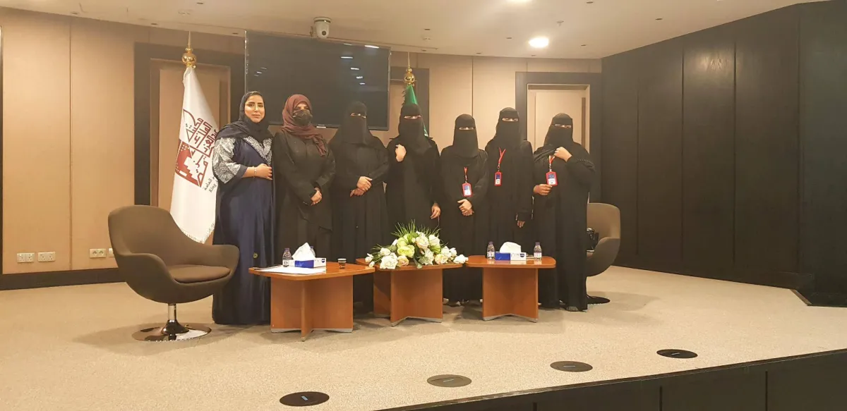 صورة جماعية لفريق يسر التطوعي مع ضيفات الحوار