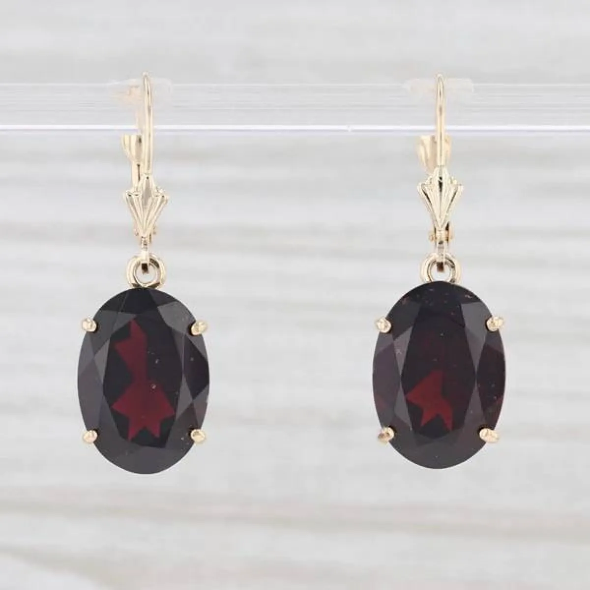 أقراط مرصوفة بأحجار الغارنيت من Jewelry Authority