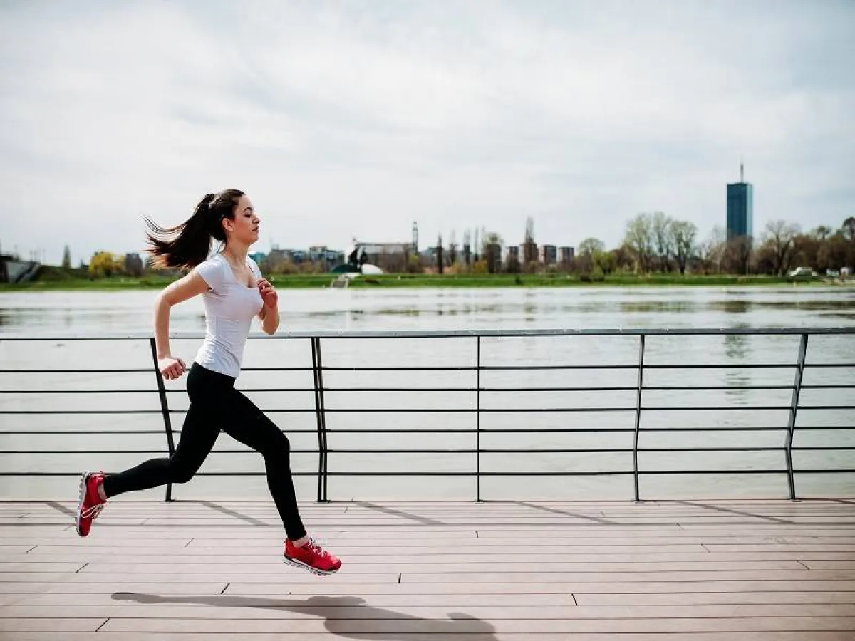 ممارسة التمارين الهوائية تساعد في خسارة الدهون حول البطن -المصدر: Adope Stock