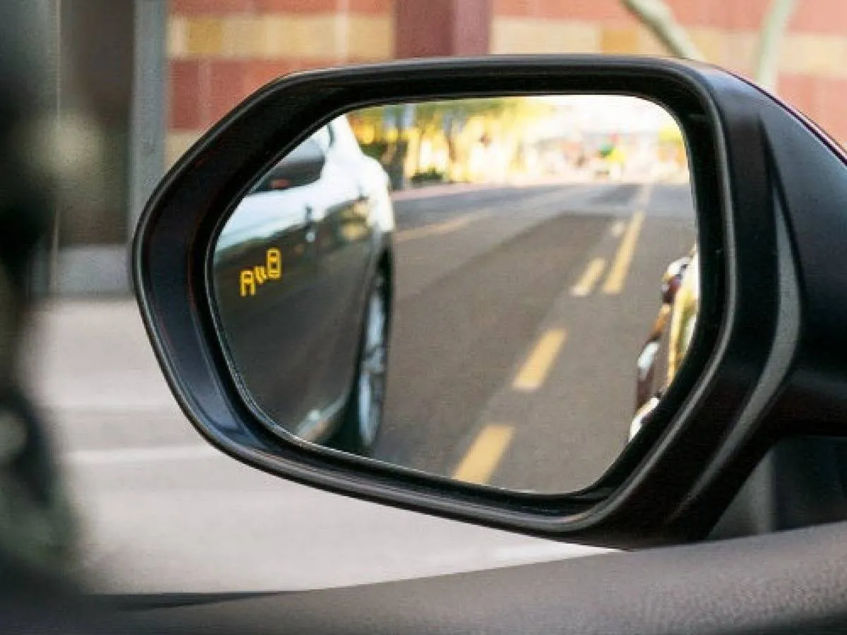 النقطة العمياء في السيارات