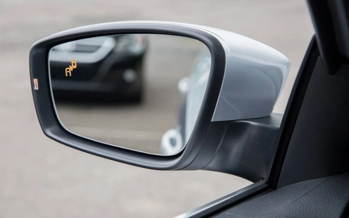 النقطة العمياء في السيارات