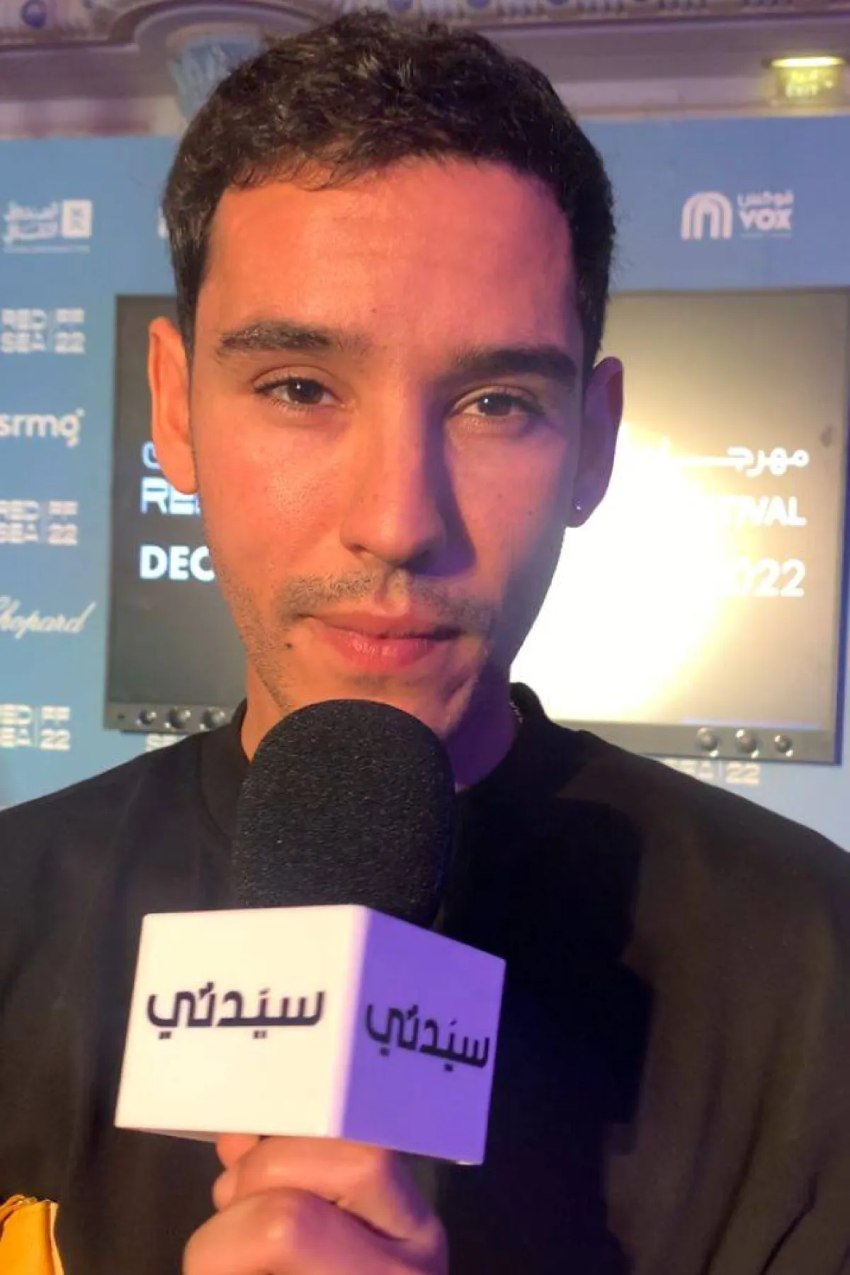 تظهر الصورة شخصية آدم بيسا