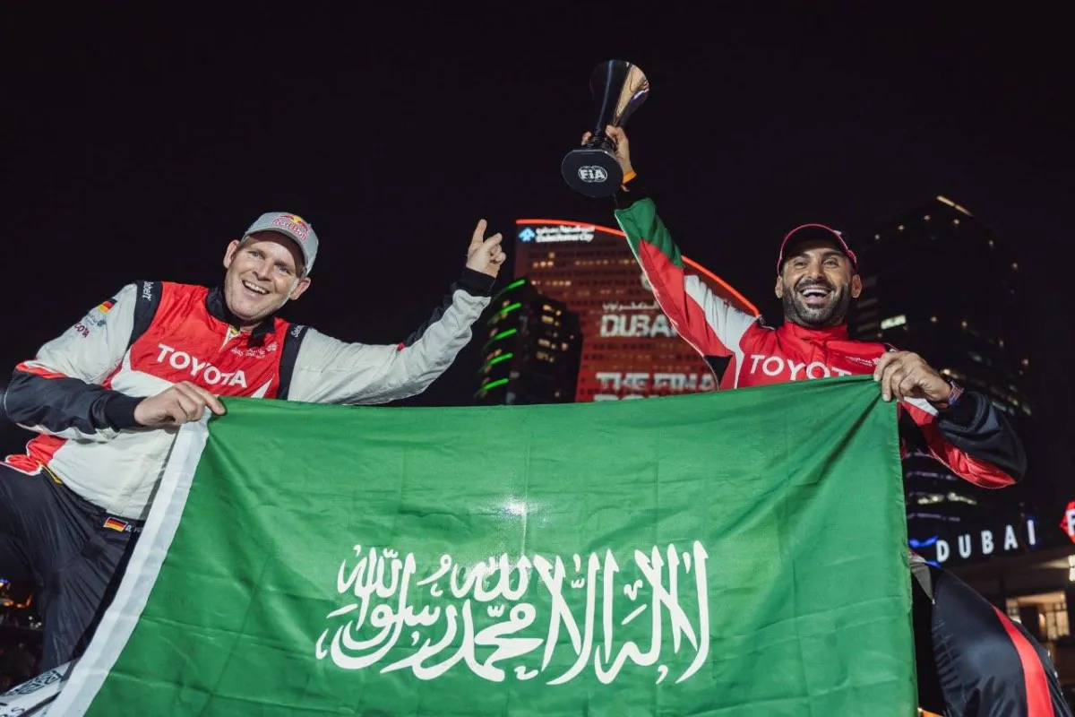 يزيد الراجحي رافعا راية المملكة في منافسات كأس العالم باها - الصورة من حسابه الرسمي على تويتر