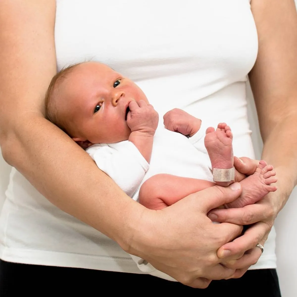 صورة لأم تحتضن طفلها