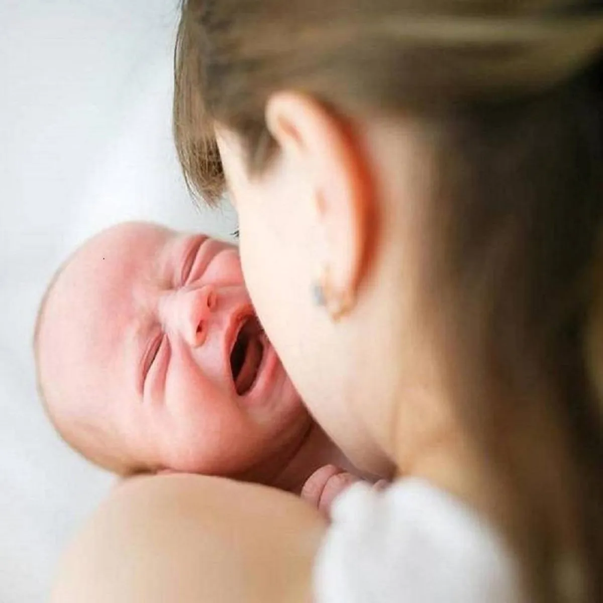 صورة لطفل مريض مع أمه