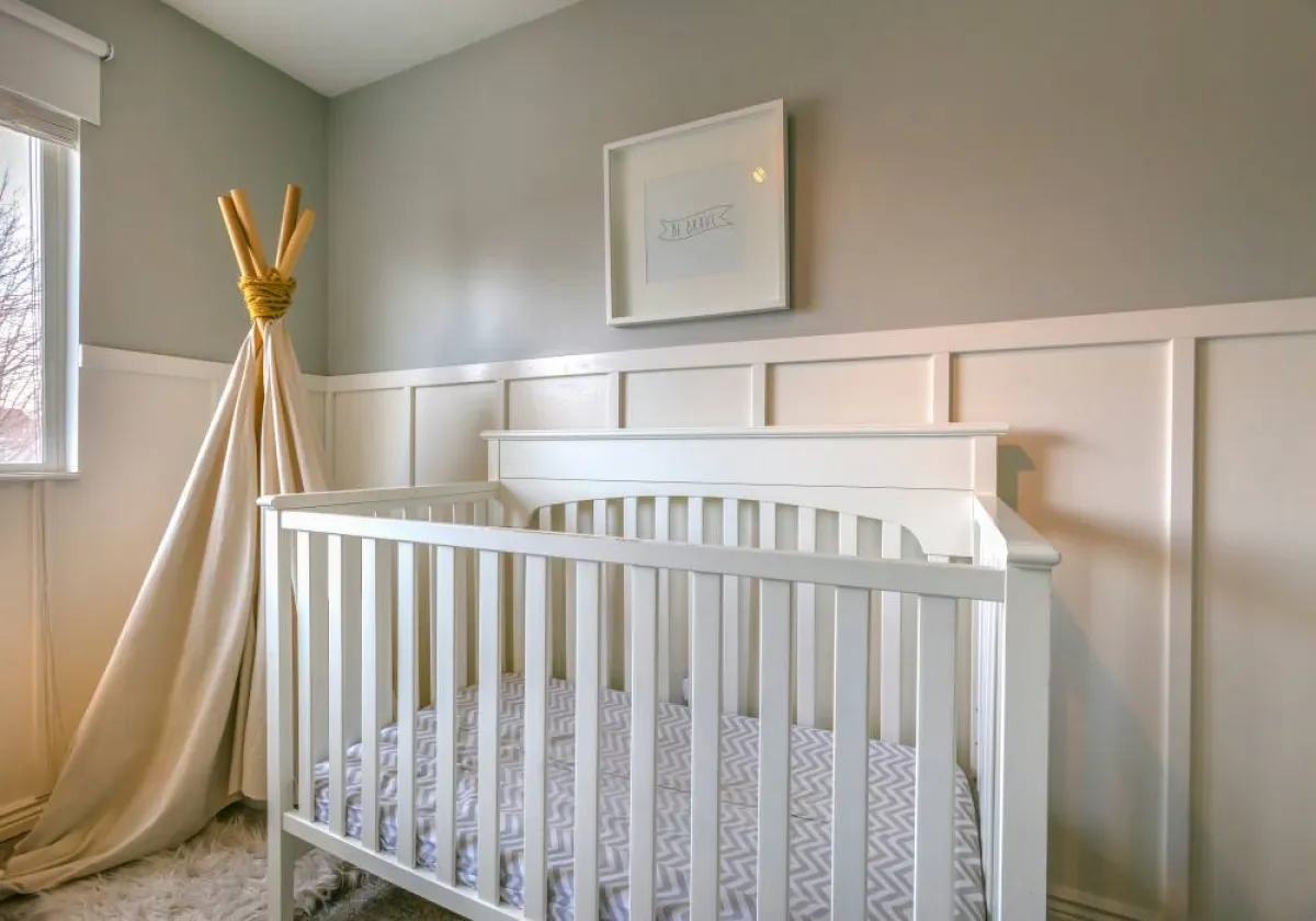 تزيين الجدران باللوحات، في غرفة نوم الطفل