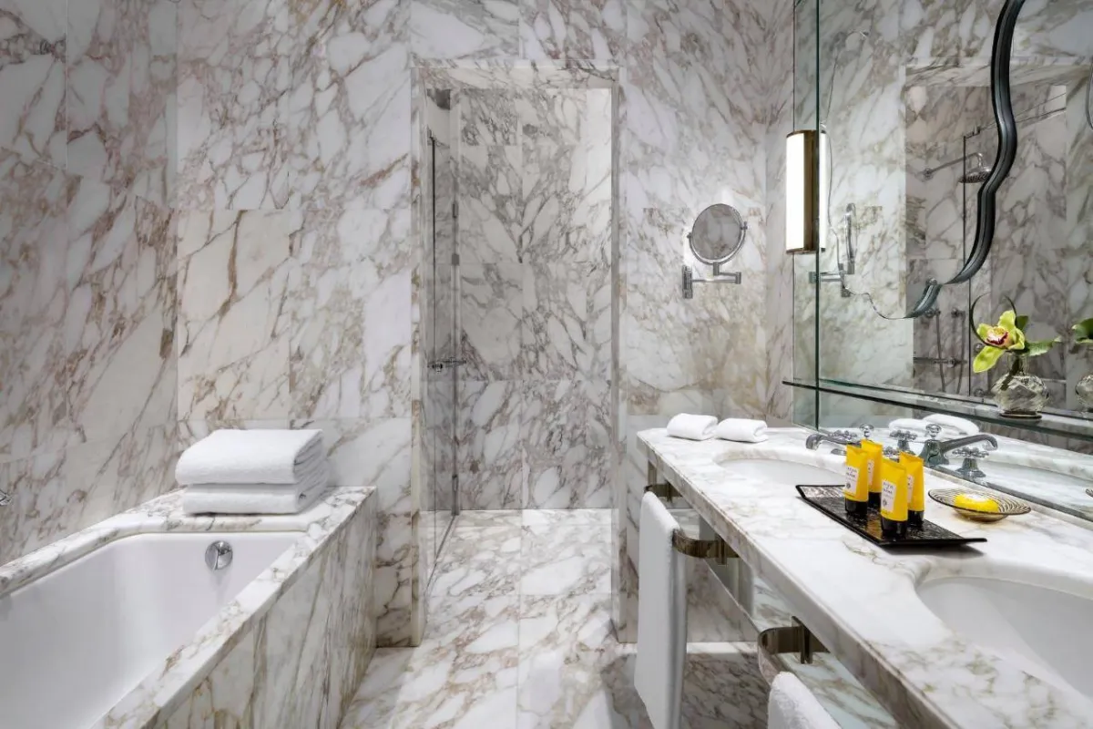 الرخام يحل في الحمّام، بفندق "ذا غريتي بالاس"