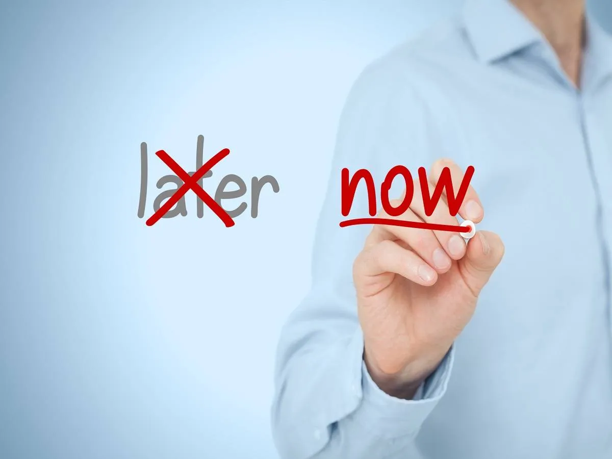 البقاء منظمة من خلال كتابة قائمة المهام اليومية يساعد في علاج التسويف (المصدر: Adope Stock)