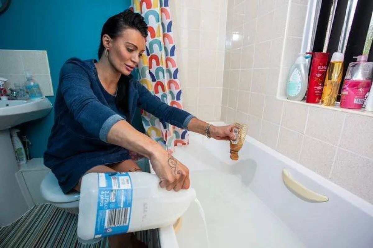 أسعد طفل في بريطانيا.. على موعد مع 100 هدية بالكريسماس