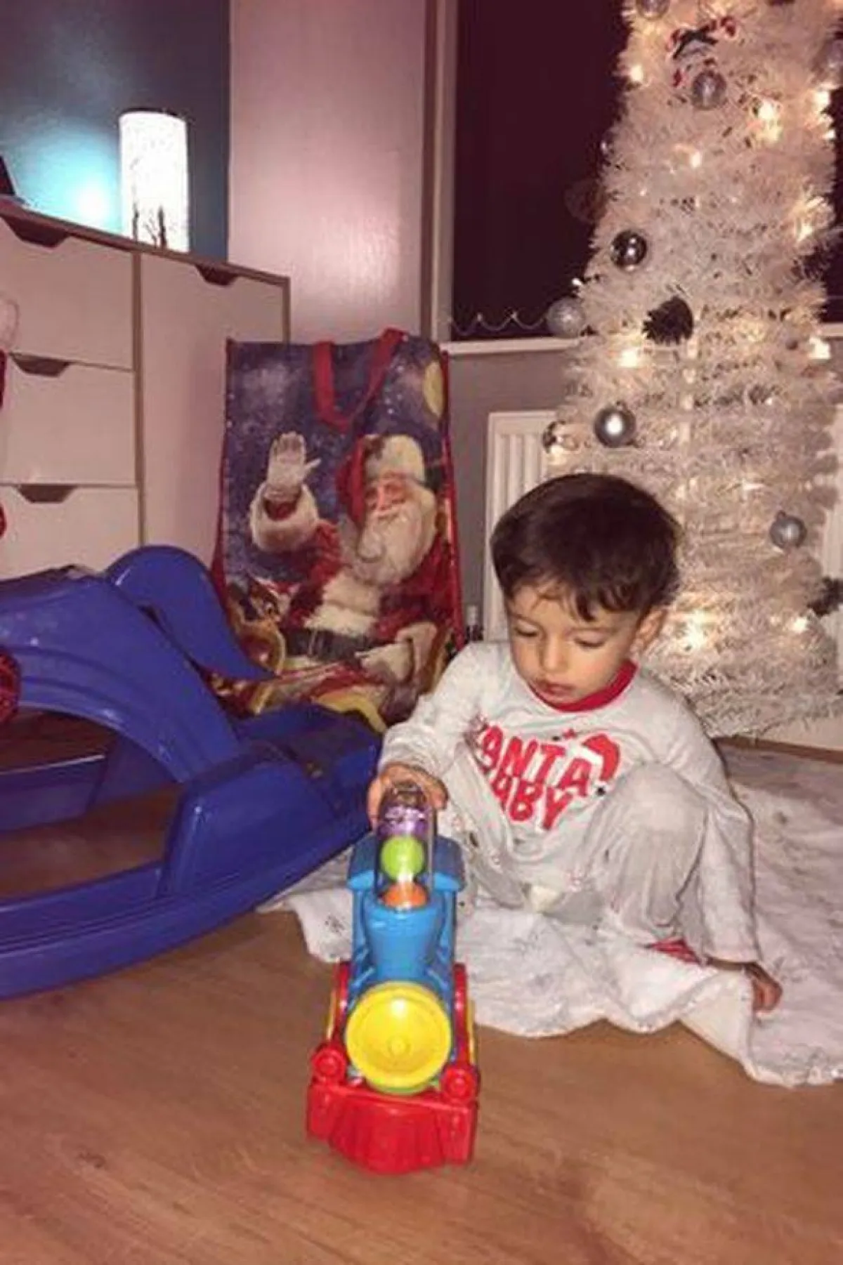 أسعد طفل في بريطانيا.. على موعد مع 100 هدية بالكريسماس