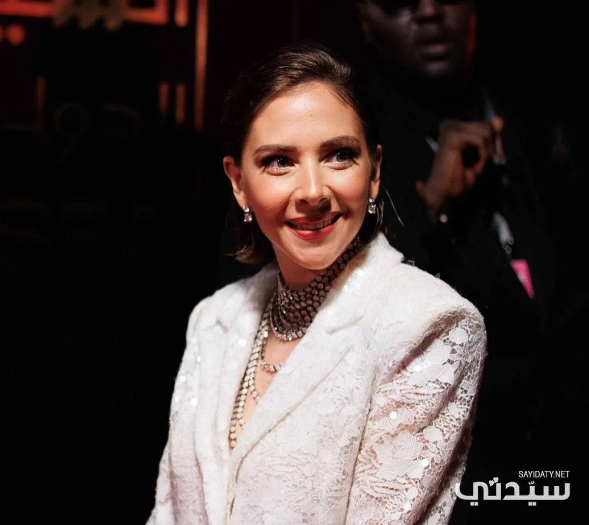 فاطمة البنوي بقلادة متعددة الطبقات مرصوفة بالألماس الأبيض- تصوير عبدالله الفالح