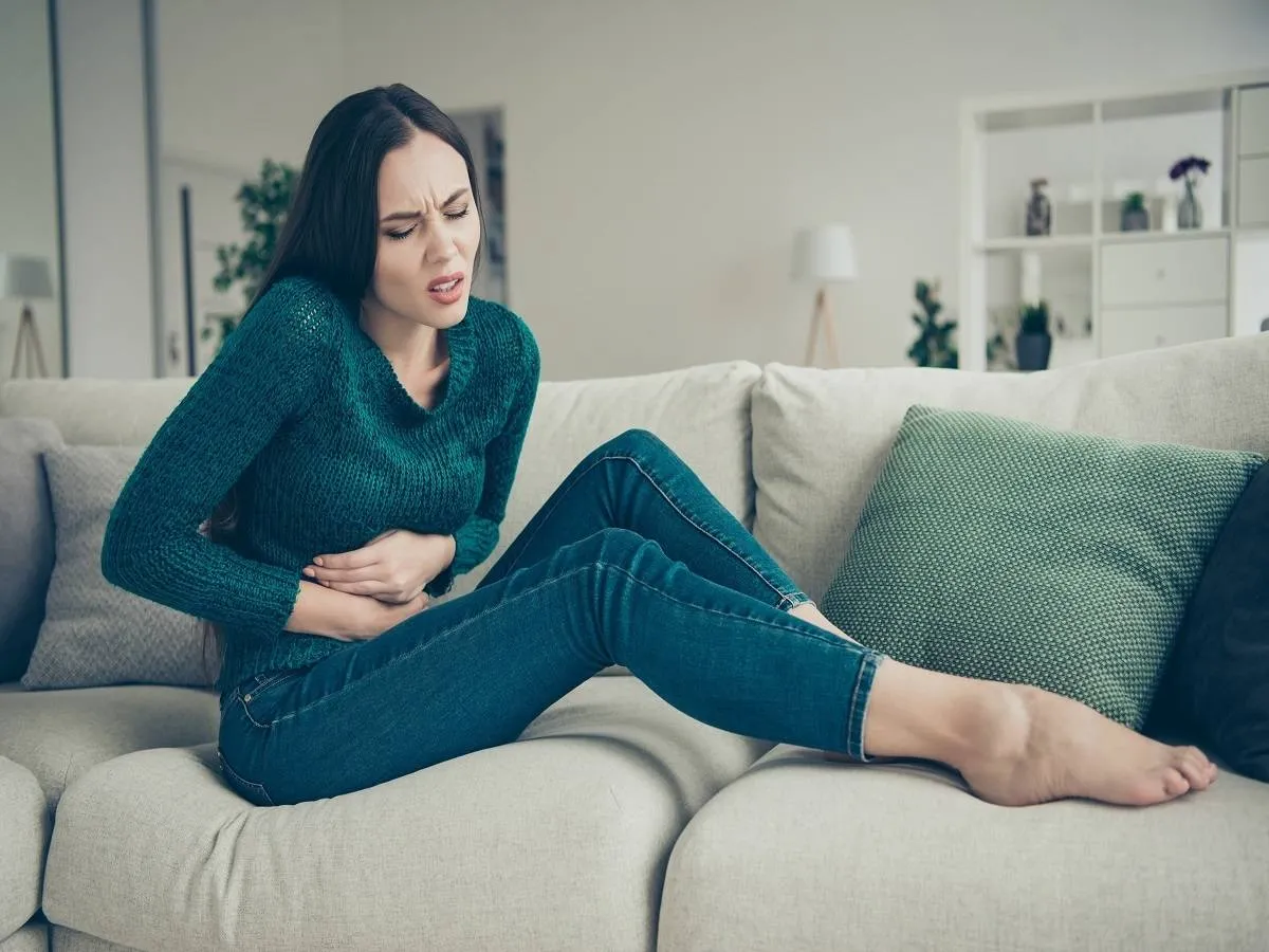 صورة لامراة تعاني من ألم بالمعدة