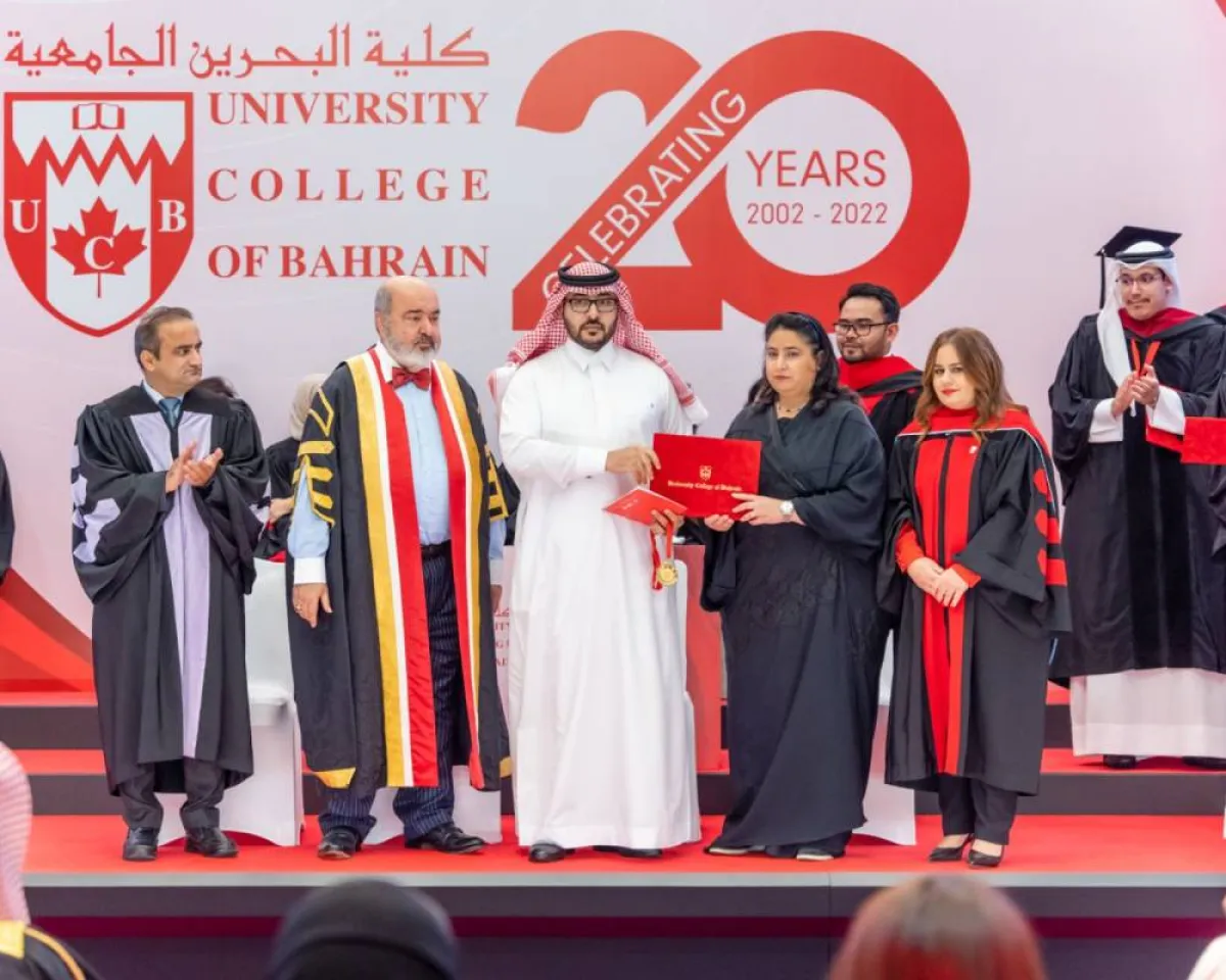 مجسدا مشاعر الوفاء والصدق.. زوج يحضر حفل تخرج زوجته بعد وفاتها بأيام - الصورة من حسابه على تويتر