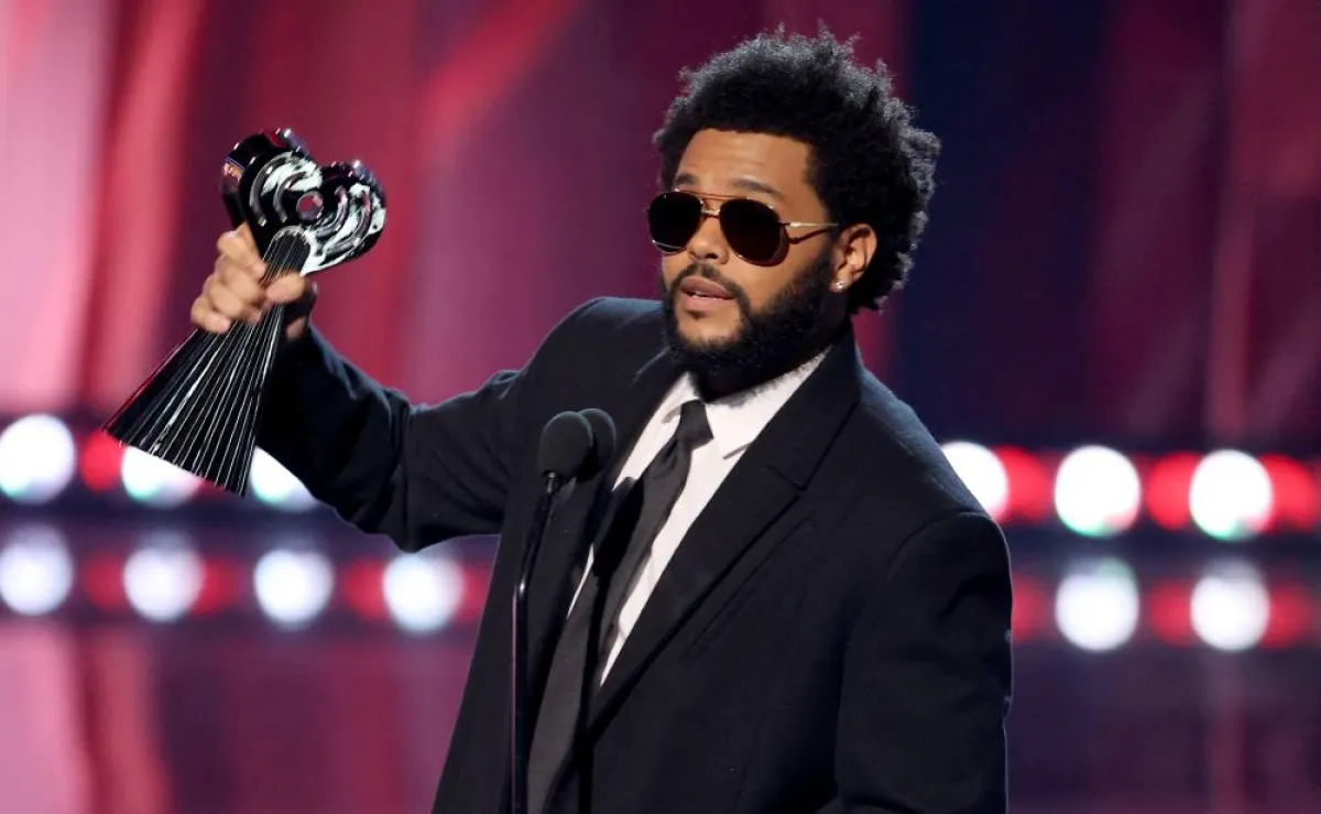 LOS ANGELES, CALIFORNIA - MAY 27: (EDITORIAL USE ONLY) The Weeknd accepts the Male Artist of the Year onstage at the 2021 iHeartRadio Music Awards at The Dolby Theatre in Los Angeles, California, which was broadcast live on FOX on May 27, 2021. Kevin Winter/Getty Images for iHeartMedia/AFP KEVIN WINTER / GETTY IMAGES NORTH AMERICA / Getty Images via AFP