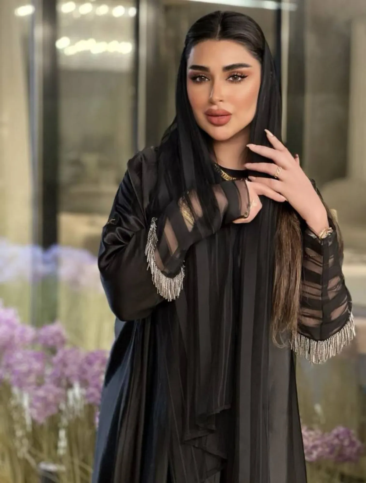 امل الانصاري بعباية سوداء بشراشيب