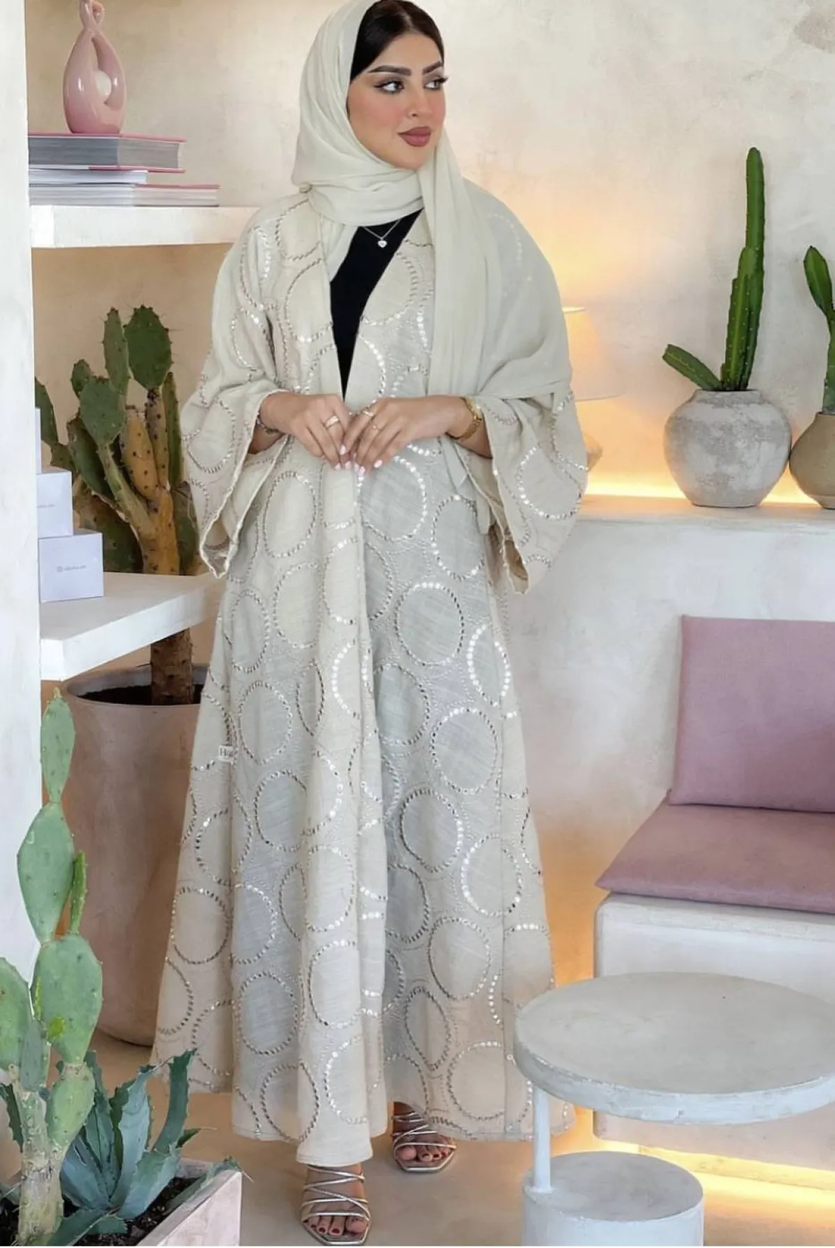 حوراء اللواتي بعباية لامعة