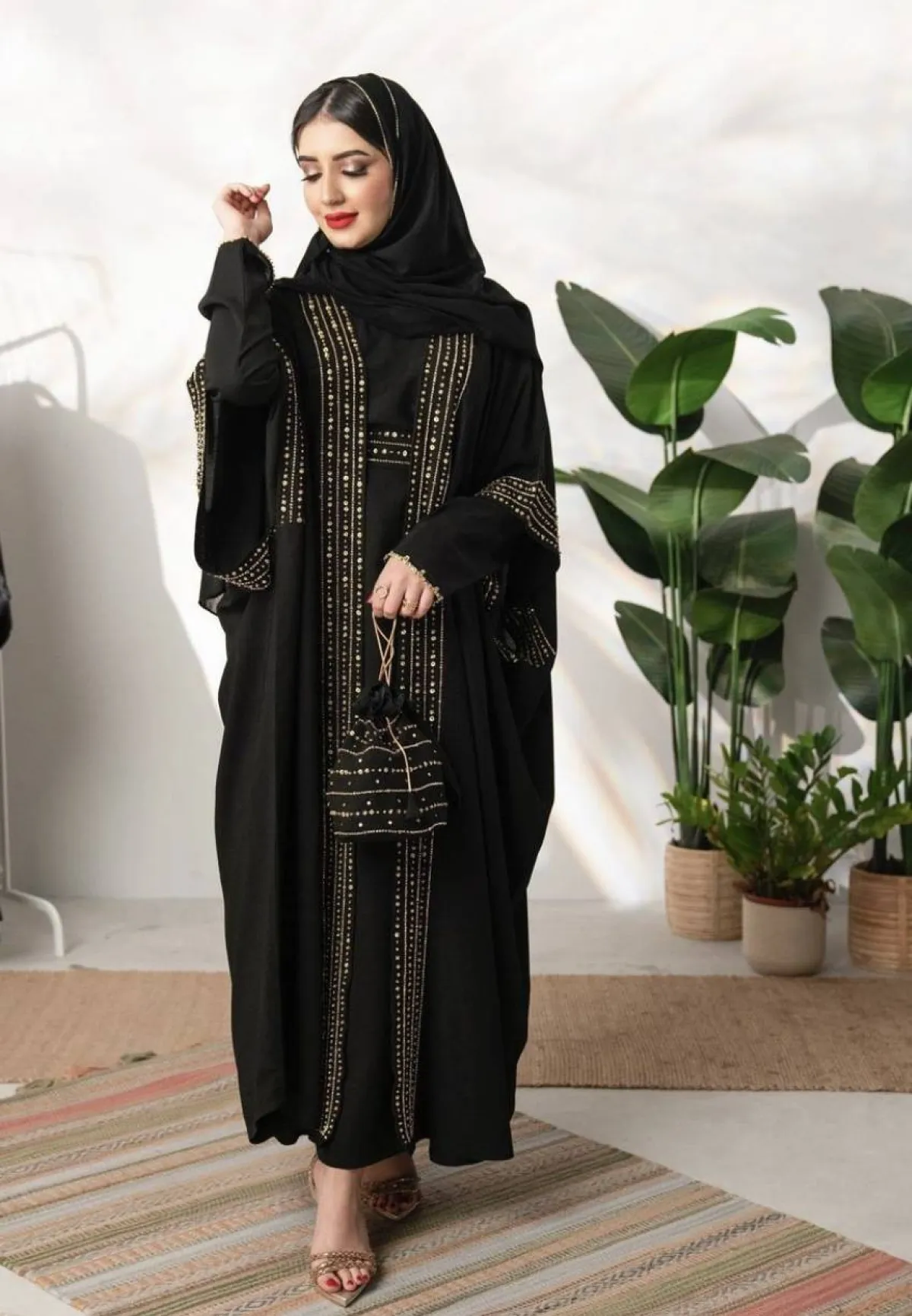 خولة المراغي بعباية مطرزة