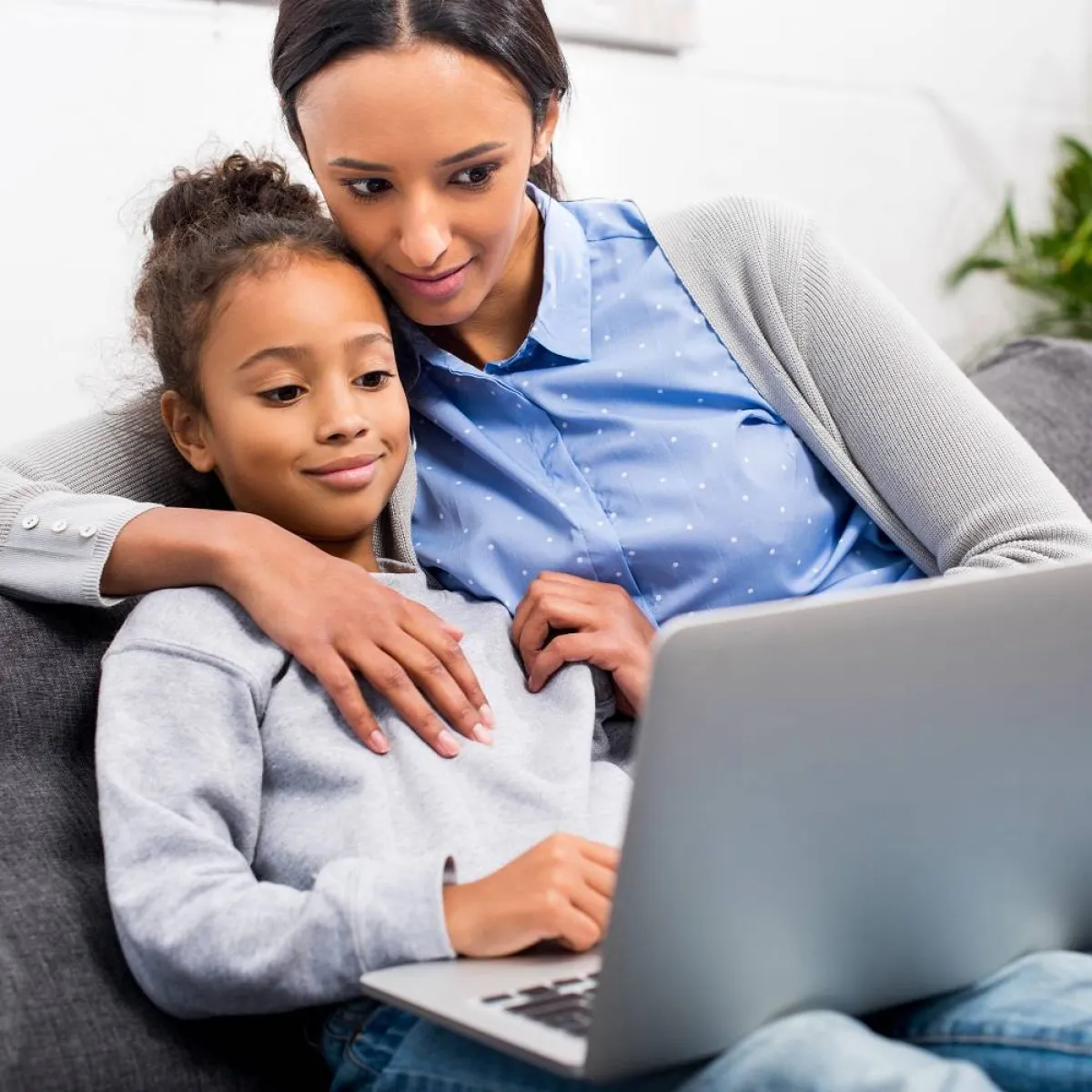 صورة تعبرعن علاقة طيبة تربط الأم بطفلتها