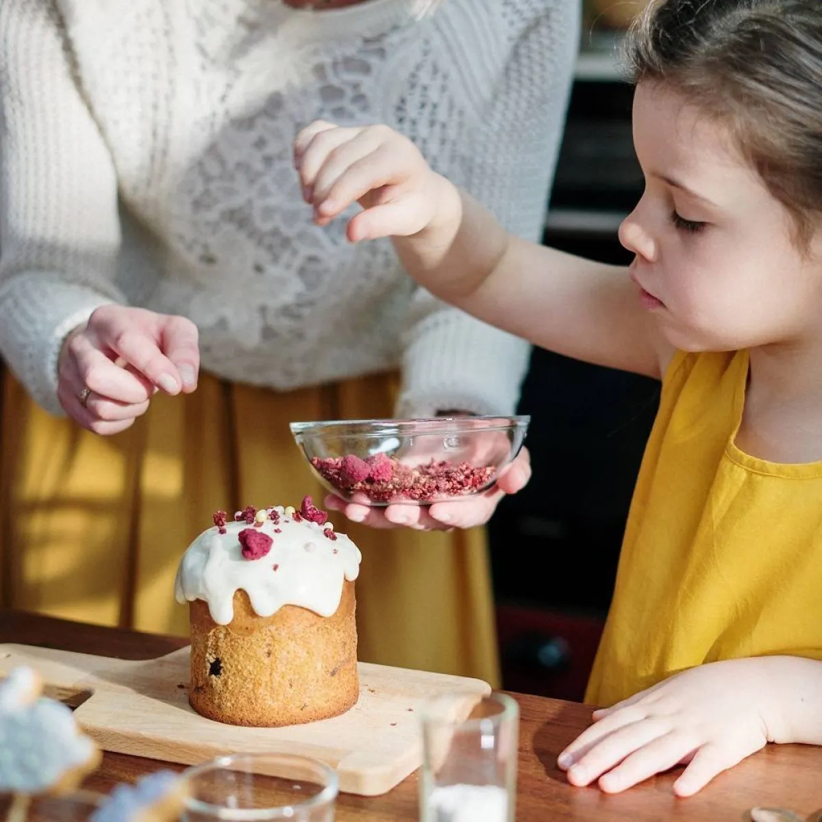 صورة لطفلة تساعد أمها