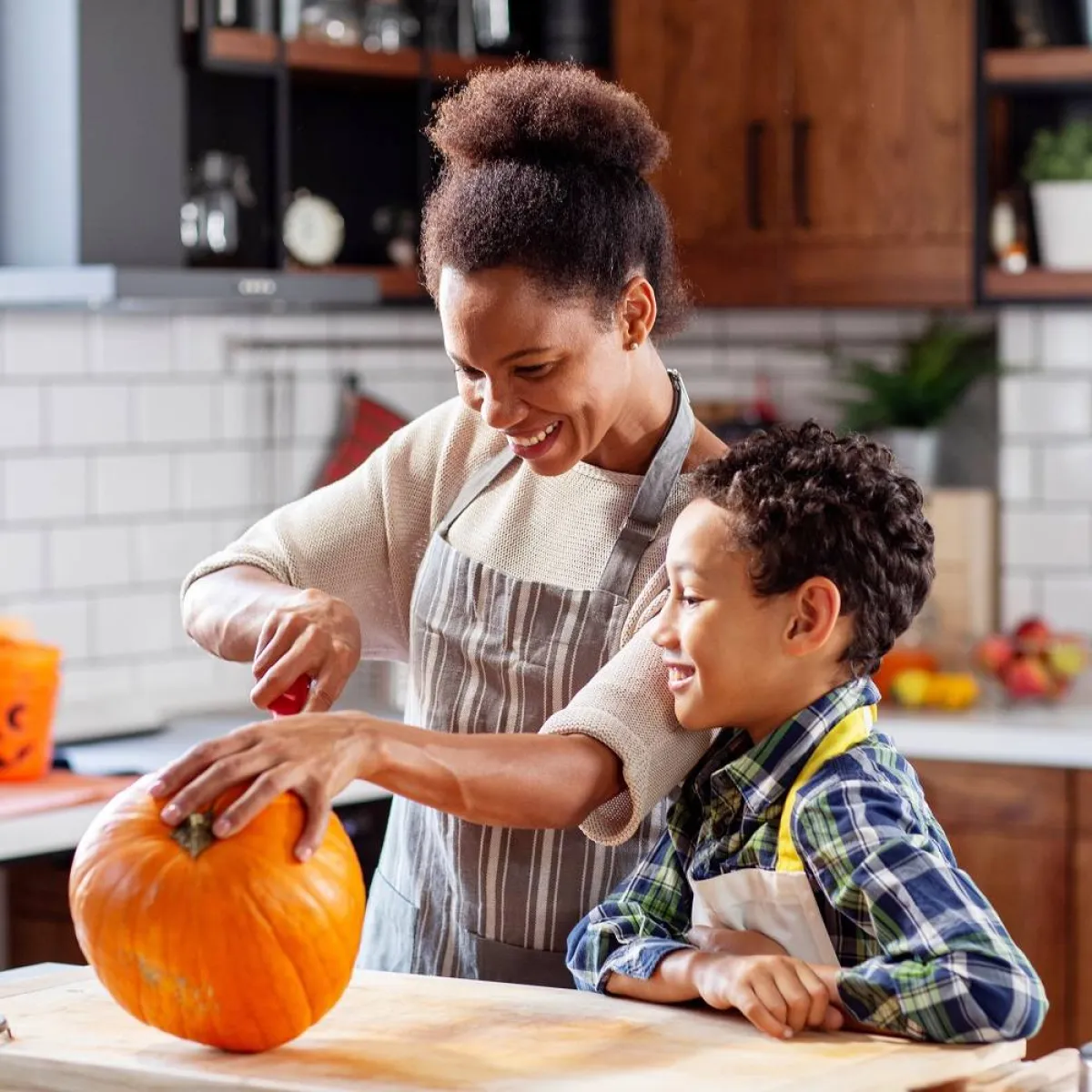 صورة لطفل يقدم المشاركة لأمه